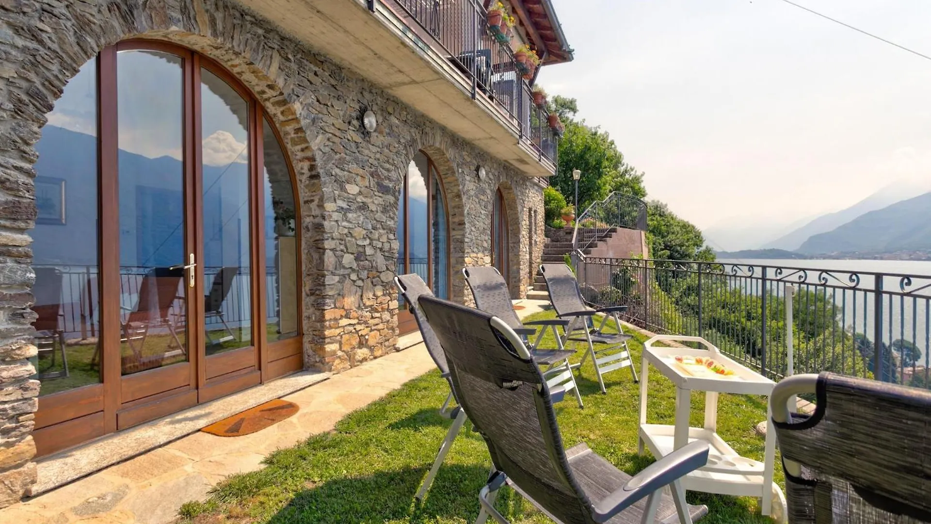 Wonderful Flat With Swimming Pool Lift And Garden Appartement Gravedona Italië
