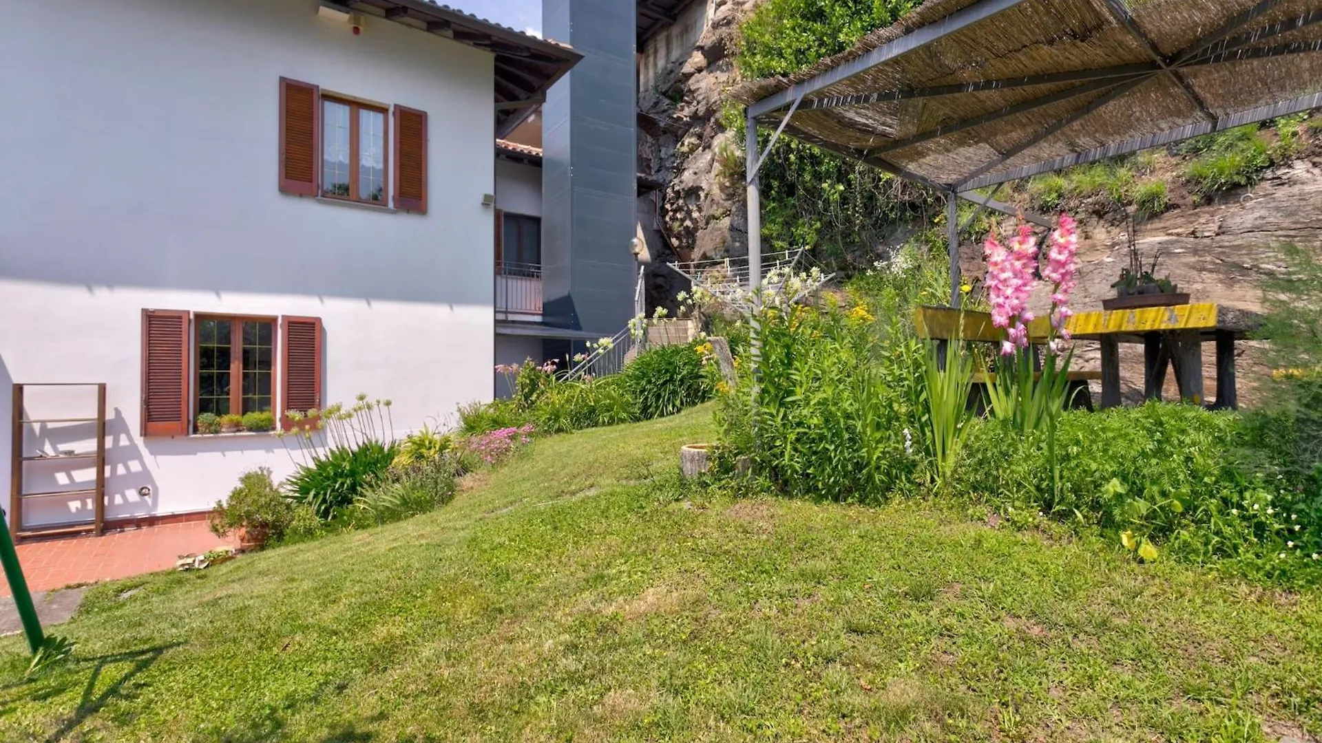 Wonderful Flat With Swimming Pool Lift And Garden Appartement Gravedona