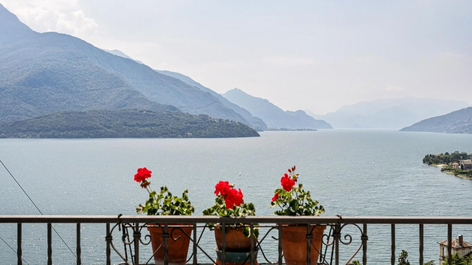 Wonderful Flat With Swimming Pool Lift And Garden Appartement Gravedona