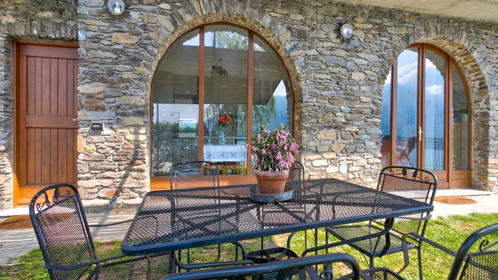 Wonderful Flat With Swimming Pool Lift And Garden Appartement Gravedona